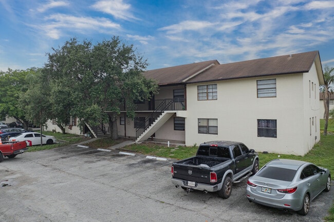 Fountainview Garden Apartments in Lake Worth, FL - Building Photo - Primary Photo