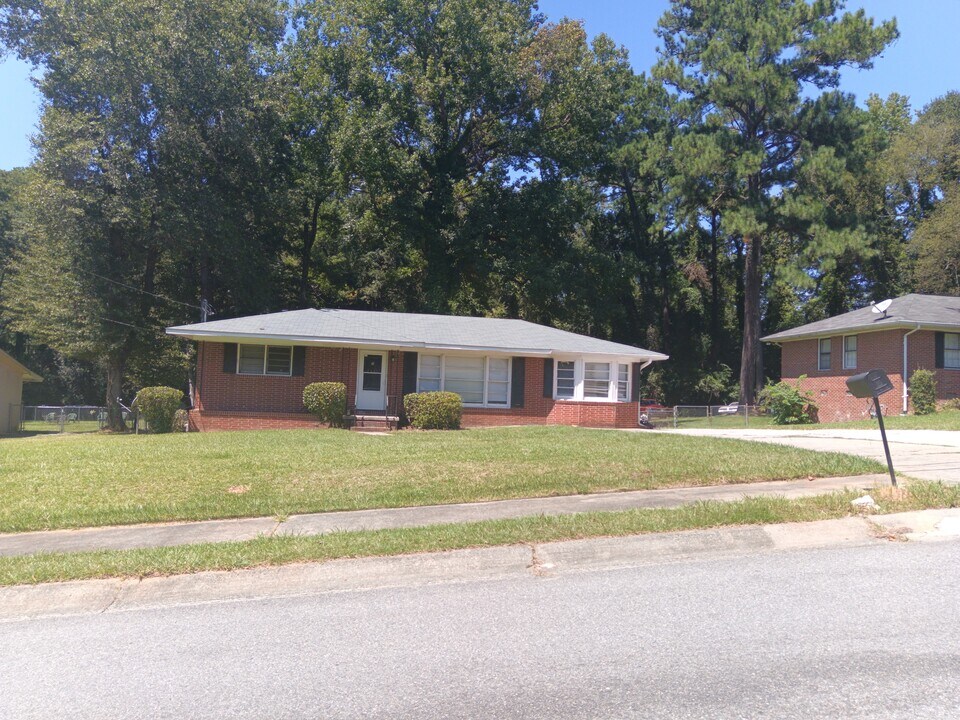 2540 Alandale Dr in Macon, GA - Foto de edificio