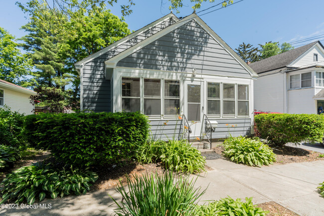 38 Madison St in Saratoga Springs, NY - Building Photo - Building Photo