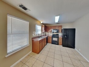 1027 Canadian Goose in San Antonio, TX - Foto de edificio - Building Photo