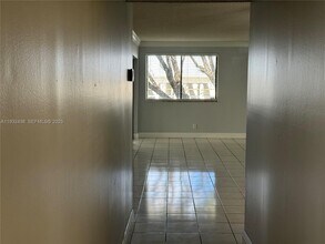 185 Lakeview Dr in Weston, FL - Building Photo - Building Photo