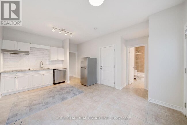 11 Chestnut St E in St Catharines, ON - Building Photo - Building Photo