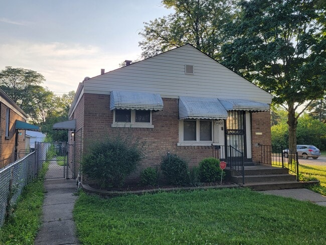 9900 S Paxton Ave in Chicago, IL - Building Photo - Building Photo