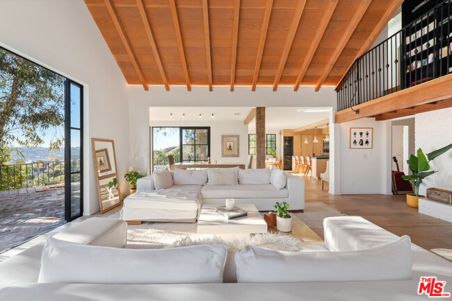 3351 Deronda Dr in Los Angeles, CA - Building Photo - Building Photo
