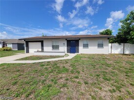 3923 SE 12th Ave in Cape Coral, FL - Building Photo