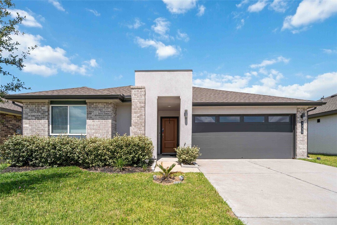 7730 Robert Ln in Arcola, TX - Foto de edificio