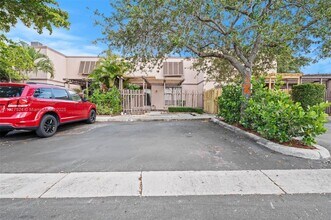 1017 NW 124th Ave in Pembroke Pines, FL - Foto de edificio - Building Photo