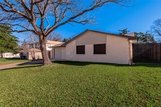 1805 Ave Q in Huntsville, TX - Foto de edificio - Building Photo