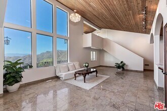 10827 Pacific View Dr in Malibu, CA - Building Photo - Building Photo