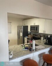 7175 Orange Dr in Davie, FL - Foto de edificio - Building Photo