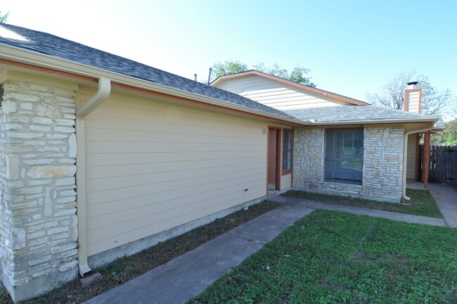 2009 Margalene Way in Austin, TX - Foto de edificio - Building Photo