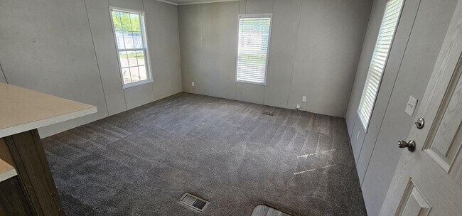 318 Tulip Ln in Belleville, MI - Building Photo - Building Photo