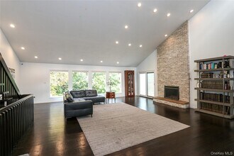 35 Old Pond Rd in Great Neck, NY - Building Photo - Building Photo