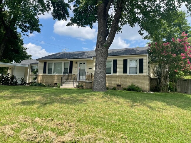 4903 E 25th St in Tulsa, OK - Foto de edificio - Building Photo