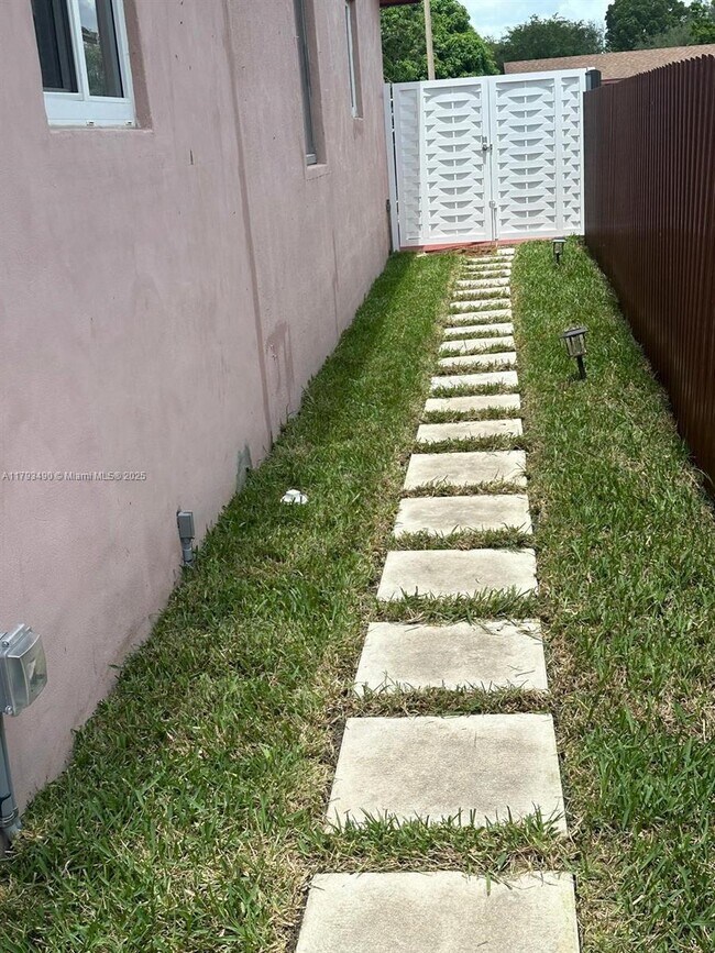 19822 SW 117th Ct-Unit -1 in Miami, FL - Building Photo - Building Photo