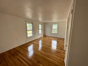 258 Broad St, Unit 2 in Norwich, CT - Building Photo - Building Photo