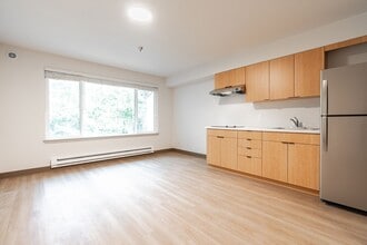 Crossroads Garden Apartments in Bellevue, WA - Building Photo - Interior Photo