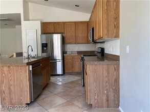 5122 Echo Shire Ave in Las Vegas, NV - Foto de edificio - Building Photo