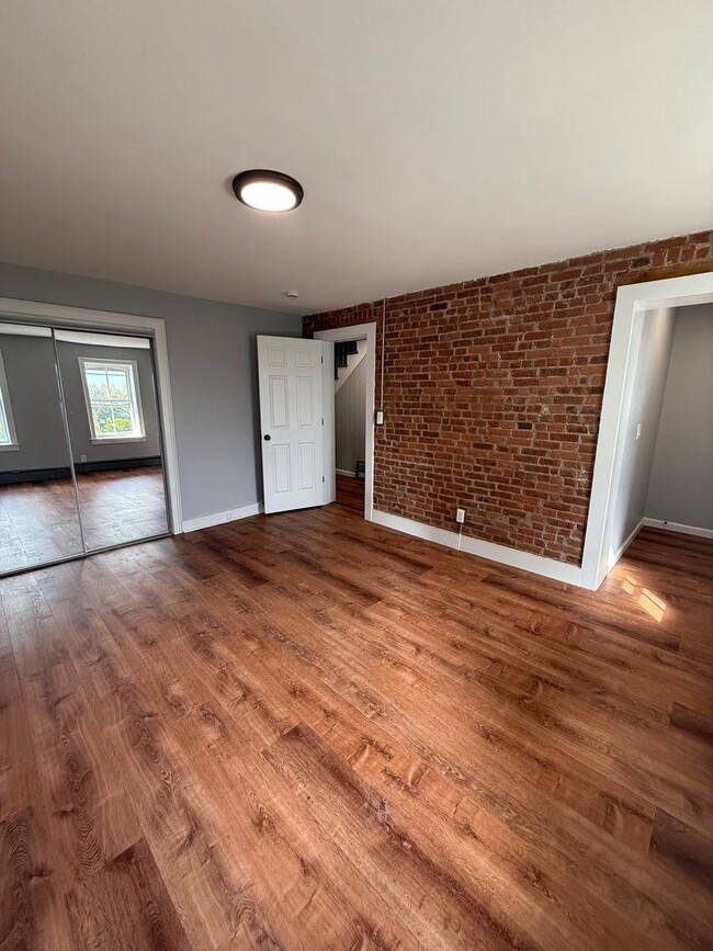 256 Montgomery St-Unit -Unit 1 in Newburgh, NY - Building Photo - Building Photo