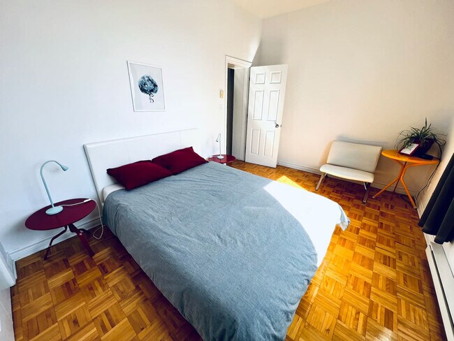 4846 Rue Sainte-Catherine E in Montréal, QC - Building Photo - Building Photo