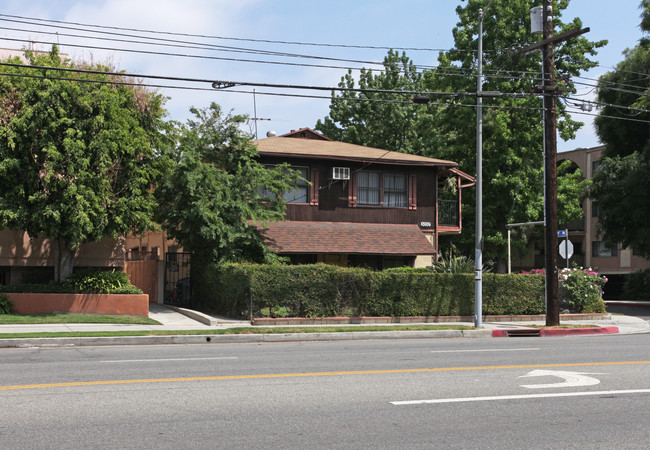 5052 Kester Ave in Sherman Oaks, CA - Foto de edificio - Building Photo