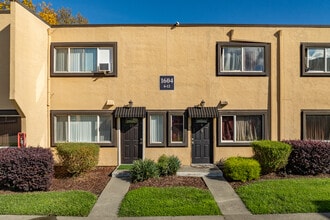Vineyard Townhomes in Napa, CA - Foto de edificio - Building Photo