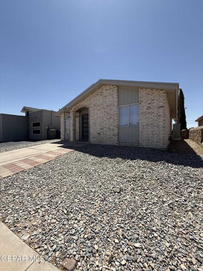 9128 Bur Oak Cir in El Paso, TX - Building Photo - Building Photo