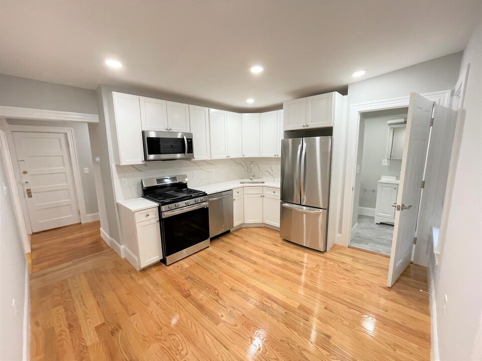 9 Mossland St, Unit 2 in Somerville, MA - Building Photo