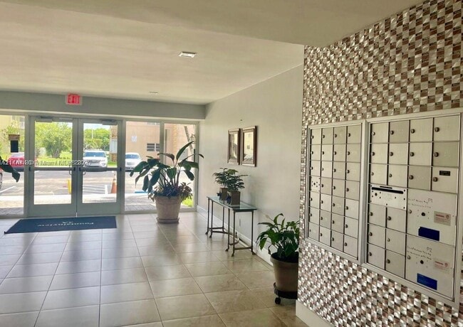 1400 NE 169th St in Miami, FL - Building Photo - Building Photo