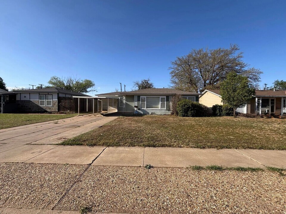3010 47th St in Lubbock, TX - Building Photo