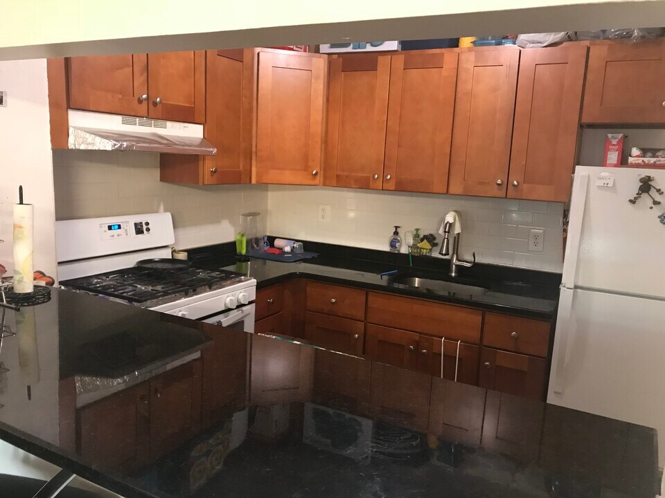 1049 Summit Ave in Jersey City, NJ - Building Photo