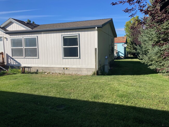 48 Sunlight Ave in Bozeman, MT - Foto de edificio - Building Photo