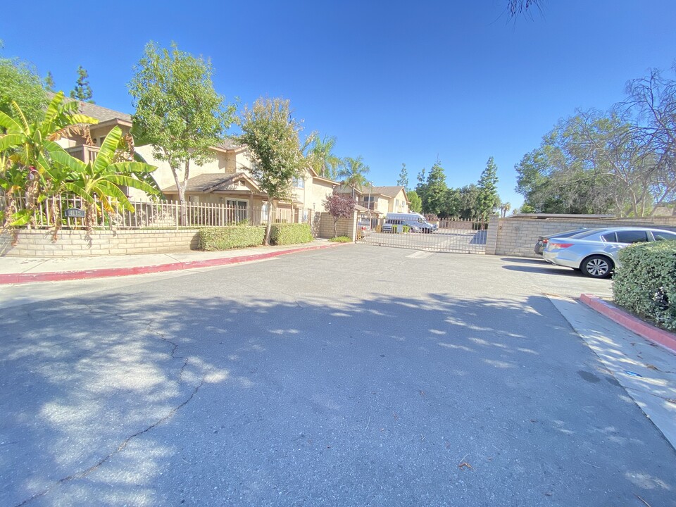 Arlington Court Apartments in Riverside, CA - Building Photo