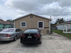 1021 Selkirk St in West Palm Beach, FL - Building Photo