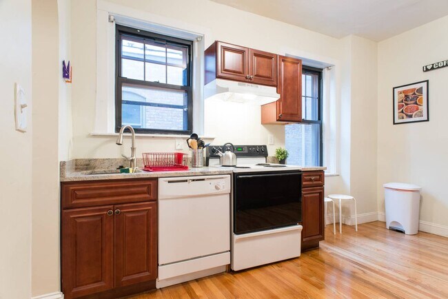 1249 Beacon St, Unit 3 in Brookline, MA - Foto de edificio - Building Photo