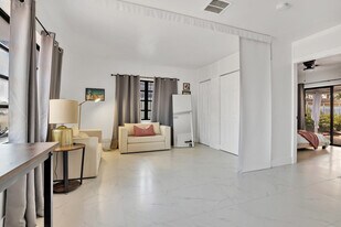 2932 NW 10th Ave in Wilton Manors, FL - Building Photo