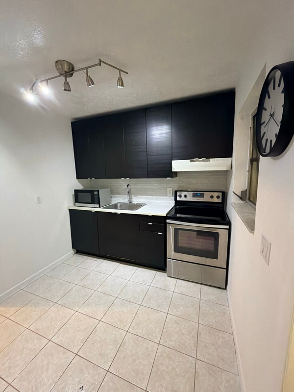 120 SE 9th Ct in Hallandale Beach, FL - Foto de edificio - Building Photo