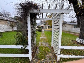 2352 Shasta St in Redding, CA - Building Photo