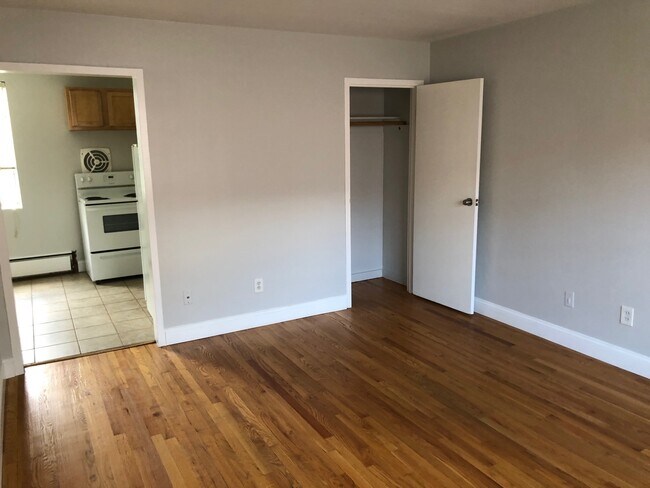 378 Park Rd, Unit B1 in West Hartford, CT - Foto de edificio - Building Photo