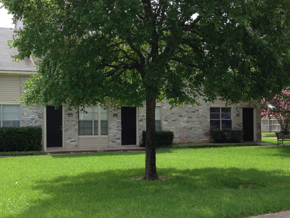 1110 Spring Loop in Bryan, TX - Foto de edificio