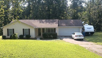 409 Pascal Dr in Greenwood, SC - Building Photo