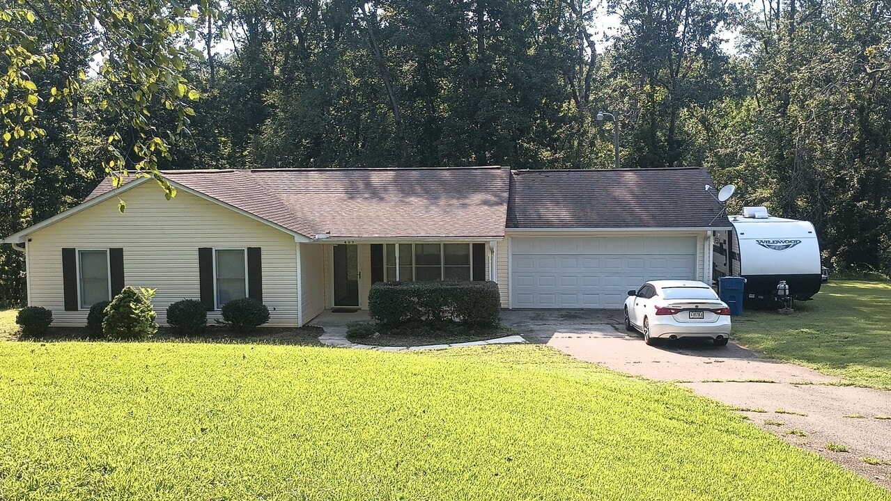 409 Pascal Dr in Greenwood, SC - Building Photo