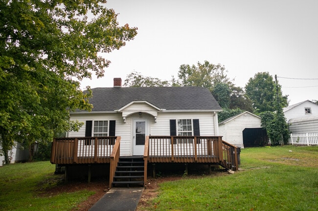 105 Burns St in Morganton, NC - Building Photo - Building Photo