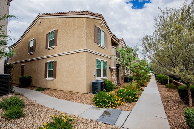460 Ylang Pl