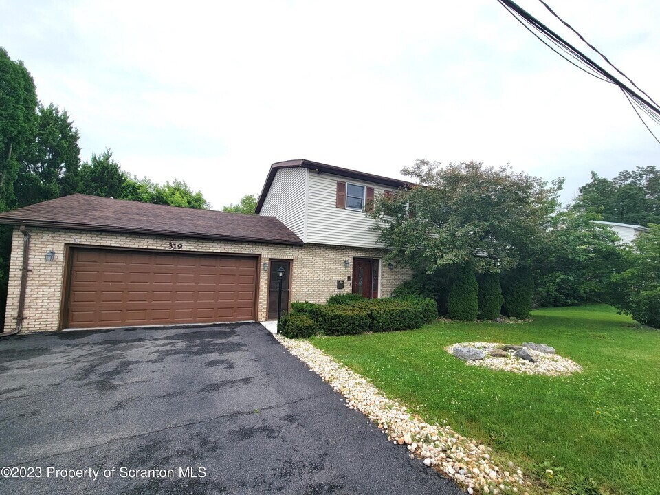 319 Carnation Dr in Clarks Summit, PA - Building Photo