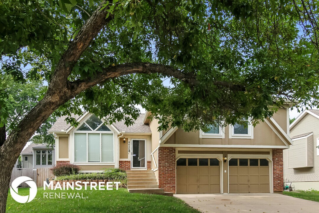 6426 Chouteau St in Shawnee, KS - Building Photo