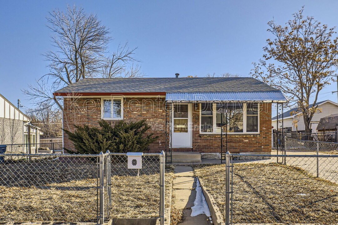 6630 Magnolia St in Commerce City, CO - Building Photo