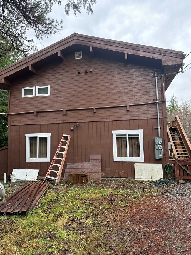 81 Phillips Ln, Unit B - Upper in Ketchikan, AK - Foto de edificio - Building Photo