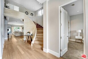 841 N Crescent Heights Blvd in Los Angeles, CA - Building Photo