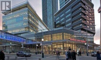 65 Bremner Blvd in Toronto, ON - Building Photo